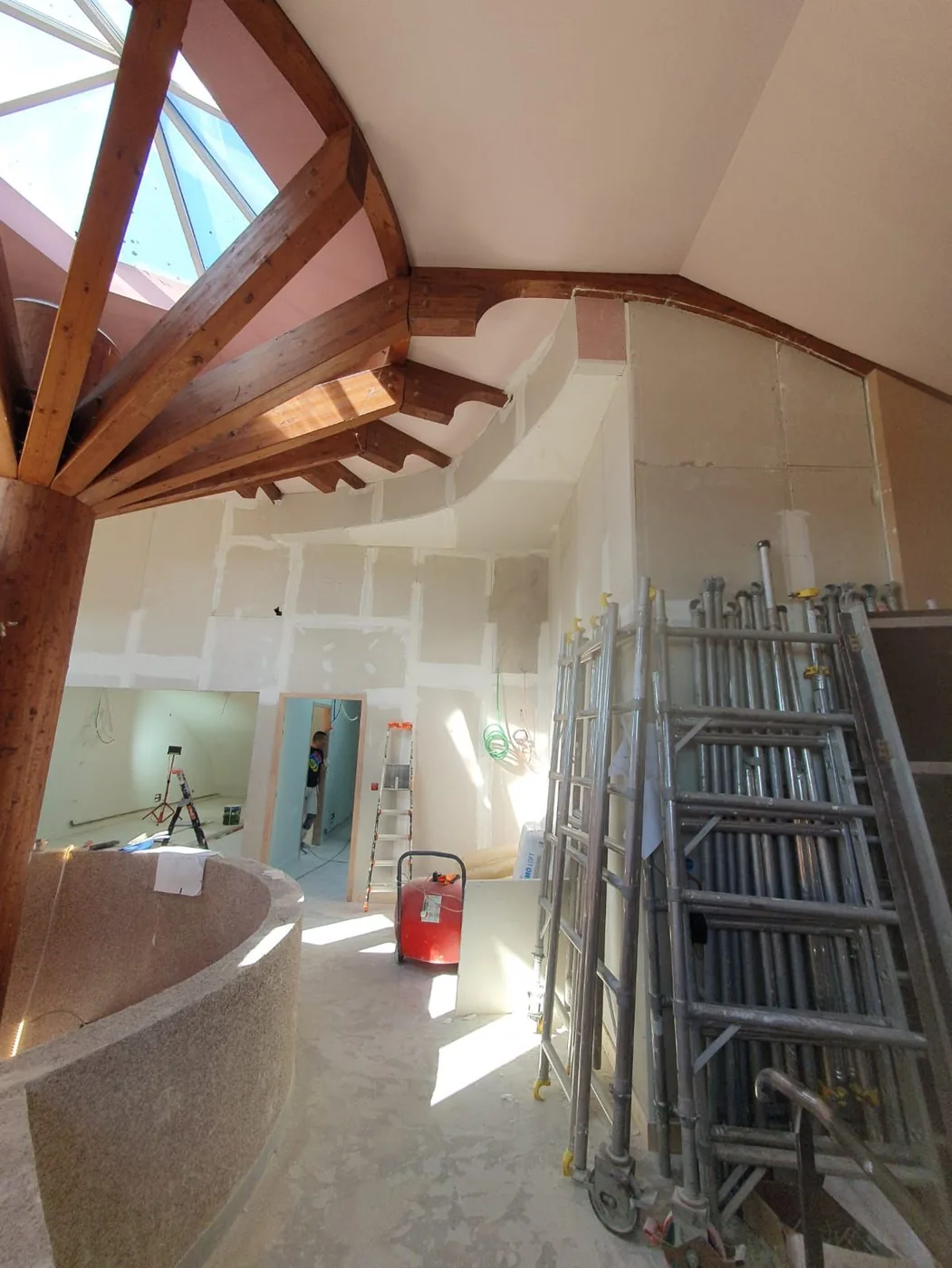 Ouvrages cintrés sous la charpente de la mairie de Champagné, en cours de chantier